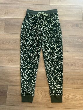 Cozy Women’s XS Green Animal Print Jogger Lounge Pants
